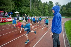 Léa Sprunger beobachtet einen jungen Athleten beim Sprint. (Bild: Pius Amrein / Neue LZ)