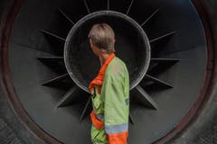 Arbeiter Erwin Elmiger blickt in Richtung Lüftungsventilator. (Bild: Keystone)