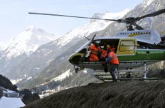 Die letzten Spezialisten verlassen nach dem Inspektionsflug den Helikopter.