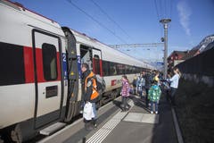 Danach betreten die über 400 Personen den ICN. (Bild: Keystone)