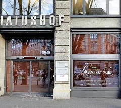 La Vie en rose Die Confiserie Bachmann eröffnet in ihrer ehemaligen Filiale an der Pilatusstrasse im Februar/März ein «Lifestyle- Café». Dabei setzt sie gemäss eigenen Angaben auf guten Kaffee und «Wohnstube-Atmosphäre». (Bild: Nadia Schärli / Neue LZ)