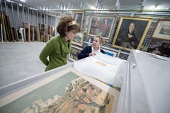 Auf dem Bild zu sehen ist links Daniela Walker (Stadtarchivarin) und Doris Bucher (Mitarbieterin Städtische Kunststammlung). (Bild: Pius Amrein (Neue LZ))