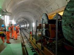 31.10.2013: Von riesigen Kabelrollen werden zirka 5000 Tonnen Kupferkabel eingezogen. (Bild: Keystone)