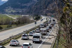 Der Osterverkehr staut sich vor dem Gotthard-Tunnel Richtung Norden. (Bild: PABLO GIANINAZZI)