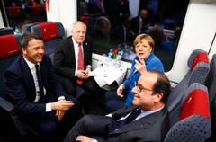 Die politische Prominenz fährt einen Sonderzug: Das ganz entspannte Quartett, der italienische Premierminister Matteo Renzi, der Schweizer Bundespräsident Johann Schneider-Ammann, Frankreichs Präsident François Hollande und die deutsche Kanzlerin Angela Merkel. (Bild: Keystone / Ruben Sprich)