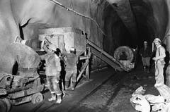 Mineure mit dem Betonmischer auf der Baustelle des Furka-Basistunnels, aufgenommen im Jahr 1980. (Bild: Keystone / Str)