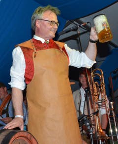 Stadtpräsidenten Stefan Roth prostete auf die Eröffnung des 4. Lozärner Oktoberfestes. (Bild: Claudia Surek)