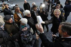 Urner ergattern sich die letzten Resultatblätter vor dem Regierungsgebäude. (Bild: Keystone)