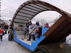 Da schlägt das Herz der Eishockey-Fans höher: Am Fasnachtsumzug in Seelisberg waren auch die Ambri-Spieler mit dabei. (Bild: Christoph Näpflin / Neue LZ)