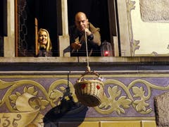 Im Bild beim Rathauskeller die Gruppe «Xang» und die Liebenden Karin Christensen und Martin Würmli. (Bild: Werner Schelbert / Neue ZZ)