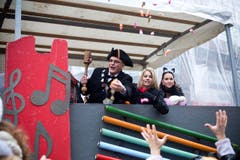 Der Ameisizunftmeister verteilt Orangen. (Bild: Jakob Ineichen / Neue LZ)