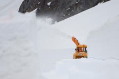 2015 konnte der Sustenpass bereits am 3. Juni für den Verkehr freigegeben werden. (Bild: Keystone / Urs Flüeler)