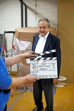 Polizei stösst auf filmreife Szene Filmklappe für Max Dätwyler. Man sieht es ihm an: Die Filmaufnahmen bereiteten Dätwyler sichtlichen Spass. Im anschliessenden nächtlichen Dreh in der heutigen Musikschule Uri, dem früheren Wohnhaus der Familie Dätwyler, verging der Filmcrew allerdings für einen Moment das Lachen. Unsere Rauchmaschine löste einen Feueralarm aus. Überall schrillten Sirenen, und im Nu stand eine Patrouille der Urner Kantonspolizei vor uns. Immerhin stiessen die beiden Polizisten im wahrsten Sinne des Wortes auf eine filmreife Szene. (Bild: Felice Zenoni)