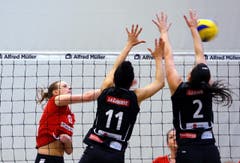 Claudia Hofstetter spielt einen Querball. (Bild: Werner Schelbert / Neue ZZ)