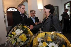 Urban Camenzind (links) und Barbara Bär gratulieren sich gegenseitig zur Wahl. (Bild: Urs Hanhart/Neue UZ)