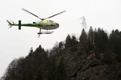 ... und begutachten die Felswand aus der Luft. (Bild: Keystone)