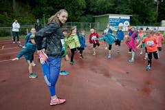 Was für ein Traum für die Kinder: einmal Dehnen mit der Hürdensprinterin Noemi Zbären. (Bild: Pius Amrein / Neue LZ)