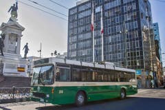 Anderes Land, andere Denkmäler – der Bus kommt auch hier zurecht. (Bild: Samuel Fuentes, Valparaiso)