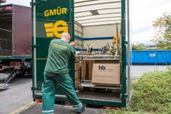 Hier kommt der Zügelwagen gerade am neuen Ort an. (Bild: Roger Grütter / Neue LZ)