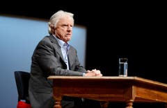 Von den 1600 Menschen im Saal macht nur Emil ein ernstes Gesicht. (Bild: Eveline Beerkircher/Neue LZ)