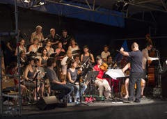 Der Chor und das Orchester bei Proben für das Freilichtspiel "Tell trifft Wagner". (Bild: Keystone)