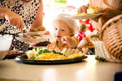 Klein und Gross am 1. August-Brunch bei der Familie Gassmann in Hildisrieden. (Bild: Dominik Wunderli / Neue LZ)