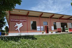 Die neue Schwinghalle bei der Sportanlage Chärnsmatt in Rothenburg. (Bild: Corinne Glanzmann / Neue LZ)