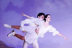 Das Eisballett aus St. Petersburg hat rund 30 Shows absolviert und gibt an der Derniere in der Zuger Bossard-Arena noch einmal Vollgas. (Bild: Stefan Kaiser)