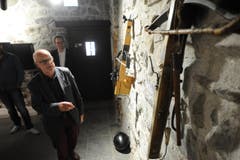 Paul Arnold führte durch die neu konzipierte Ausstellung. (Bild: Urs Hanhart (Neue UZ))