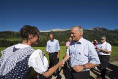 Bundesrat Johann Schneider- Ammann besucht am 1. August den Birkenhof in Sörenberg, um am 1. Augustbrunch teilzunehmen. Die Familie Schnider begrüsst den Bundesrat vor der Kulisse des Schratten. (Bild: Keystone)