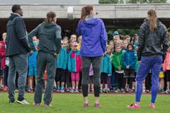Die Leichtathletik-Stars versetzen die Kinder in Staunen. (Bild: Pius Amrein / Neue LZ)