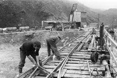 Tunnelarbeiter arbeiten am 26. Mai 1976 an der Linienführung zum Eingang des Furka-Basistunnels in Realp. Der Furkatunnel ist ein 15,4 km langer Eisenbahntunnel, der Oberwald im Kanton Wallis und Realp im Kanton Uri miteinander verbindet. (Bild: Keystone / Str)