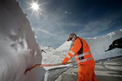 Werner Gnos vom Amt für Betrieb Nationalstrassen am Dienstag bei der Arbeit an der Passstrasse am Gotthard. (Bild: Pius Amrein / Neue LZ)