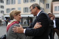 Gabi Huber gratuliert dem neu gewählten Ständerat Josef Dittli. (Bild: Urs Hanhart)