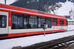 Ein Zug der Matterhorn Gotthard Bahn im Bahnhof Andermatt. (Bild: Bruno Ringgenberg)