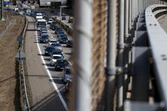 Der Osterverkehr staut sich vor dem Gotthard-Tunnel Richtung Norden. (Bild: PABLO GIANINAZZI)