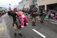 Mit lautem Getöse ins Dorfzentrum spazieren. (Bild: Roger Zbinden / Neue LZ)