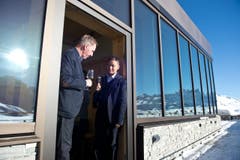 Das neu eröffnete Ferien-Resort und 4-Sterne Superior Hotel Family Lodge auf der Melchsee-Frutt. Auf dem Bild der chinesische Investor Yunfeng Gao (rechts) und Toni Bucher, Verwaltungsratpräsident der Eberli Gruppe. (Bild: Dominik Wunderli)