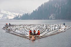 Am Samstag schifften Flösser rund 600 Tonnen Holz über den See nach Unterägeri. (Bild: Maria Schmid / Neue ZZ)