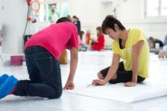 Akribisch werden die Motive zunächst mit Bleistift vorgezeichnet und anschliessend mit bunten Farben ausgemalt. (Bild: Maria Schmid / Neue ZZ)