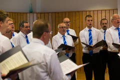 Der Männerchor Egolzwil-Wauwil unter der Leitung von Sonja Füchslin tritt im Schulhaus Röhrliberg 2 auf. (Bild: Roger Zbinden (Neue NZ))