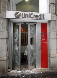 Auch Banken waren vor den Demonstranten nicht sicher: Sie warfen die Scheiben ein. (Bild: Luca Bruno)