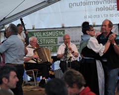 Im Festzelt wurde eifrig das Tanzbein geschwungen. (Bild: Urs Hanhart / Neue UZ)