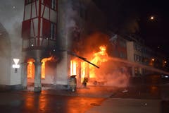 Das Restaurant Untertor stand lichterloh in Flammen. (Bild: Luzerner Polizei)