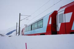 Der Glacier Express unterwegs zwischen Hospental und Realp, im Urserental. (Bild: Bruno Ringgenberg)