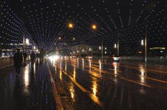 Die Regen nasse Strasse verhilft dank der Lichtspiegelungen auf der Seebrücke in Luzern zu einer ganz speziellen Stimmung. Foto vom 8.12. um 17.20 Uhr. (Bild: Niklaus Rohrer)