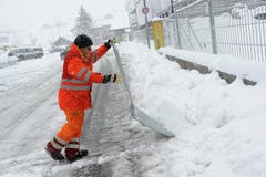 Anton Tresch am Schneeräumen beim Bahnhof Andermatt. (Bild: Maria Schmid/Neue LZ)