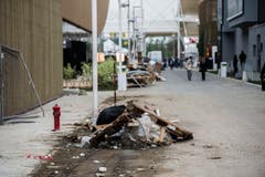 Müll und Bauschutt liegt zwischen den einzelnen Pavillions. (Bild: SAMUEL GOLAY)