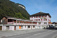 Im Kanton Nidwalden werden zur Unterbringung auch Hotelbetreiber eingespannt – so sollen im Hotel Alpina in Wolfenschiessen künftig alle 13 Hotelzimmer von Asylsuchenden bewohnt werden. (Bild: Philipp Unterschütz)