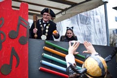 Der Ameisizunftmeister verteilt Orangen. (Bild: Jakob Ineichen / Neue LZ)
